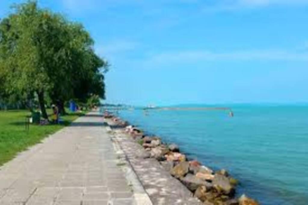 דירות Lido Di Siofok - Aranypart - Minden 1 Percre! מראה חיצוני תמונה